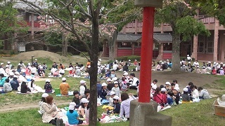 特別給食を食べる様子