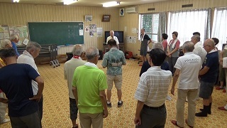 集会所に集まった姫宮南団地自治会の皆さん