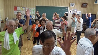 踊りの練習をする様子