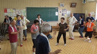 踊りの指導をする女性会員