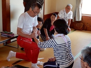 絆創膏をつける様子