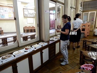 推奨品を眺める参加者