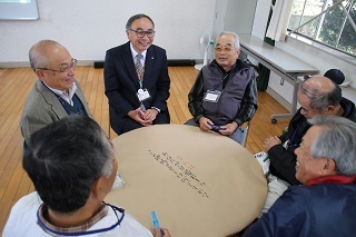 チャブ台を膝に乗せて町長とおしゃべり