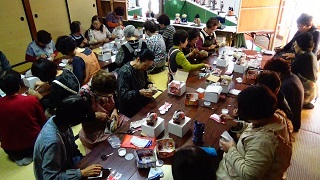 木目込人形を作る様子