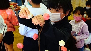 まゆだまを飾る子ども