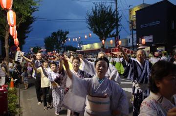 宮代町民まつりの流し踊りで宮代音頭を踊る人たちの写真