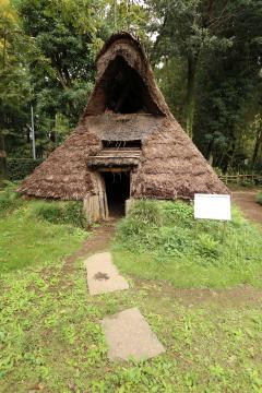 縄文時代の竪穴式住居の写真