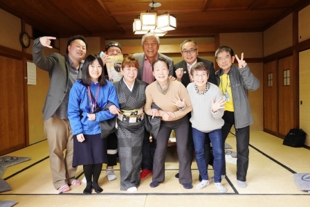 青島さんと登壇者と交流会司会と全員で写真撮影