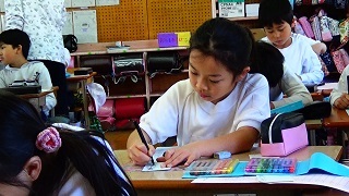 俳句を書く女の子の写真