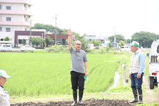 挨拶をする新井町長の写真