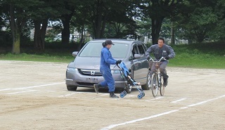 自転車のわき見運転による歩行者との衝突事故の画像