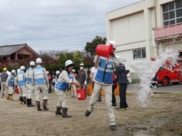 バケツリレー訓練のようす