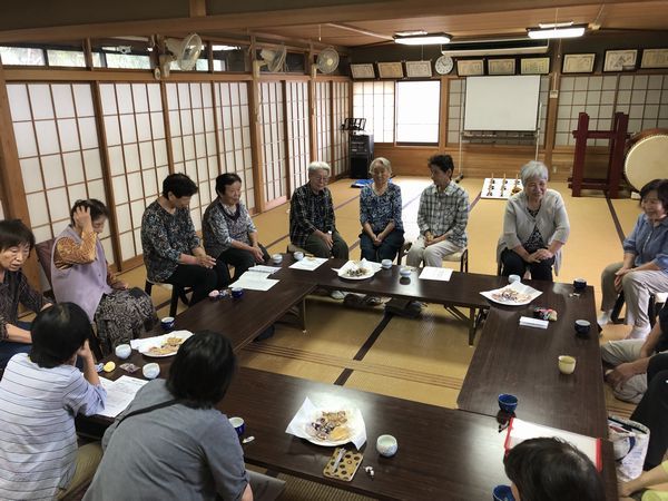 お茶を飲んでいる様子