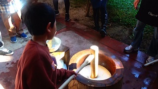 餅をつく子どもの写真