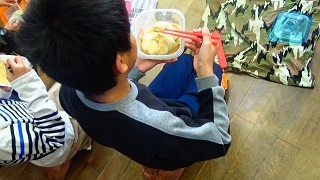 餅を食べる子どもの写真