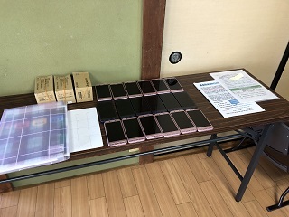 体験用スマホが並んでいる様子