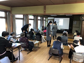 講師とサポートが難しいところをお手伝いしている様子