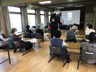 スマホのカメラで撮影している様子
