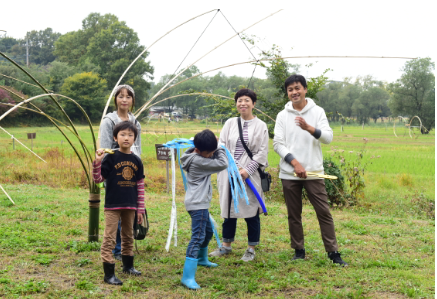 新しい村で竹アートを楽しむ人たち