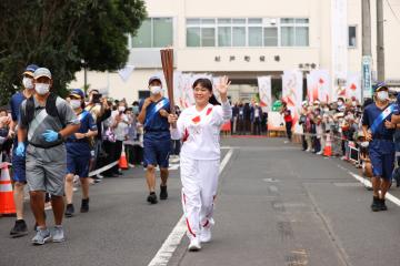 聖火ランナーの大橋裕美さんの写真