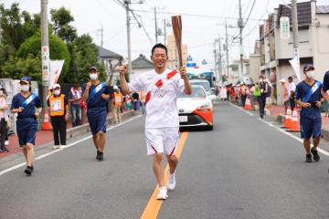 聖火ランナー須藤圭悦さんの写真