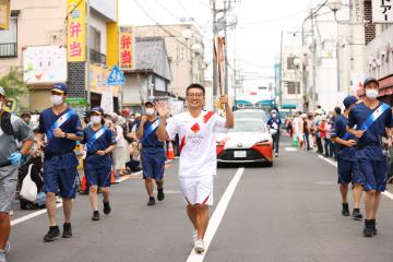 聖火ランナー政野裕樹さんの写真