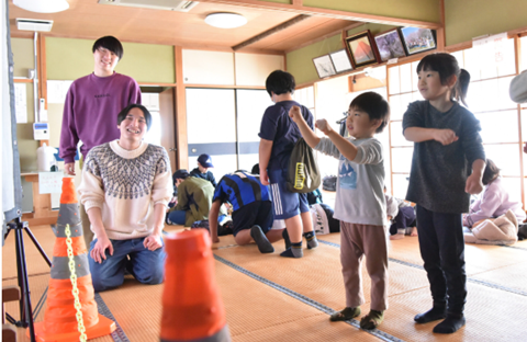 地元の大学生がつくったゲームで遊ぶ子供たち