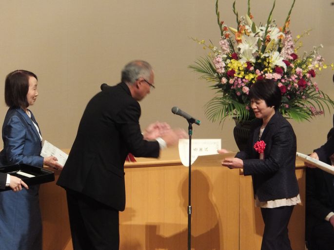 感謝状を授与される関永さん