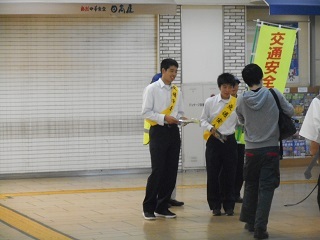 朝の通勤時間帯に啓発活動を行う埼玉県立杉戸高等学校