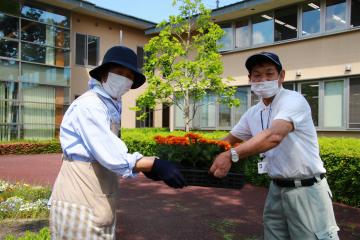 学校への花の引き渡しの様子