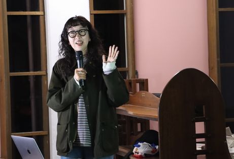 お話する穴澤さん