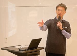 お話する蛭間さん