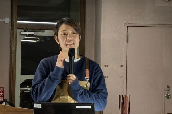 お話する塚田さん