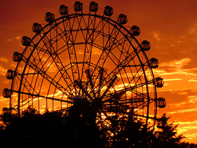 東武動物公園の観覧車と夕陽