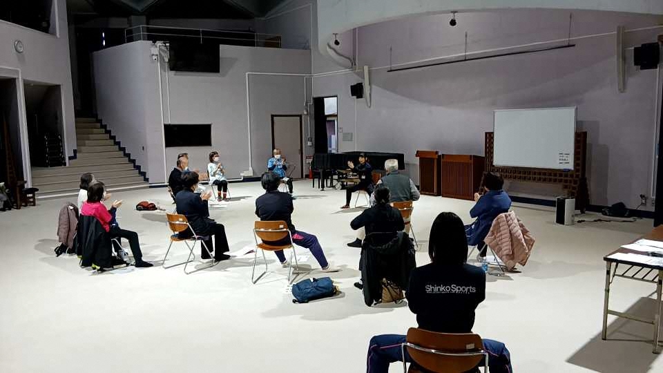 脳トレの方法を学ぶ皆さん