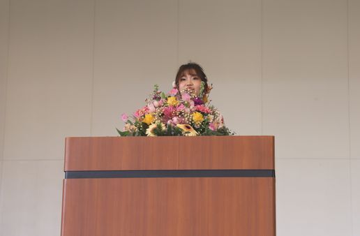 開式のことばを述べる小山さん