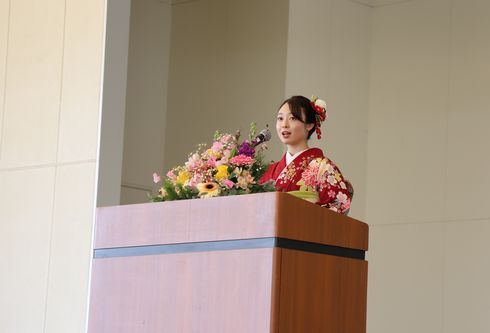 参加者代表のことばを述べる川中子さん