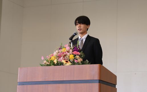 閉式のことばを述べる舛田さん