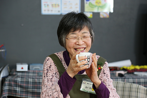 スタッフの島村さんが笑顔で話す様子