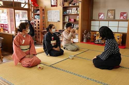 お茶を振る舞っている様子