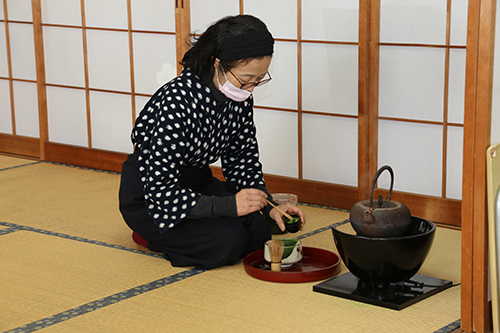 お茶を点てている様子