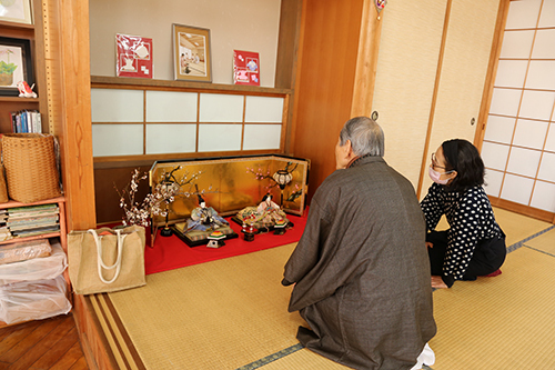 お茶の先生と話す和服の男性