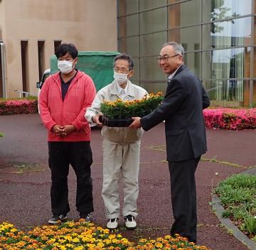 (株)宮代葉菜育苗センター岩崎氏・中島氏・新井町長