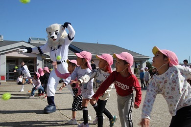 ボールを投げる子どもたち