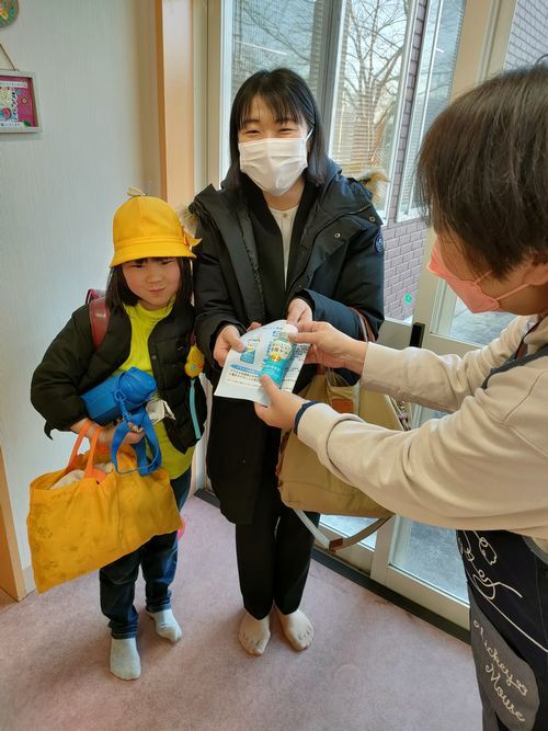学童での配布写真