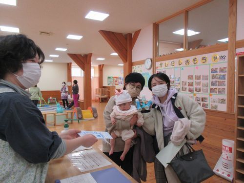 子育てひろばでの配布2