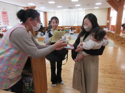 子育てひろばでの配布