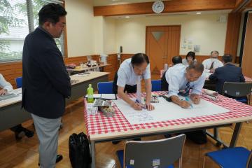 模造紙に書き込む参加者の様子
