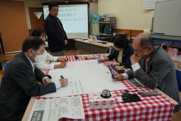 模造紙に書き込む参加者