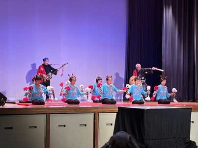 進修館大ホールでの踊り発表の様子1